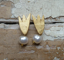 Load image into Gallery viewer, Tulpenohrstecker vergoldet