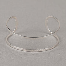 Load image into Gallery viewer, Armreif mit Hammerschlag
