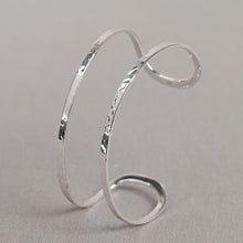 Load image into Gallery viewer, Armreif mit Hammerschlag
