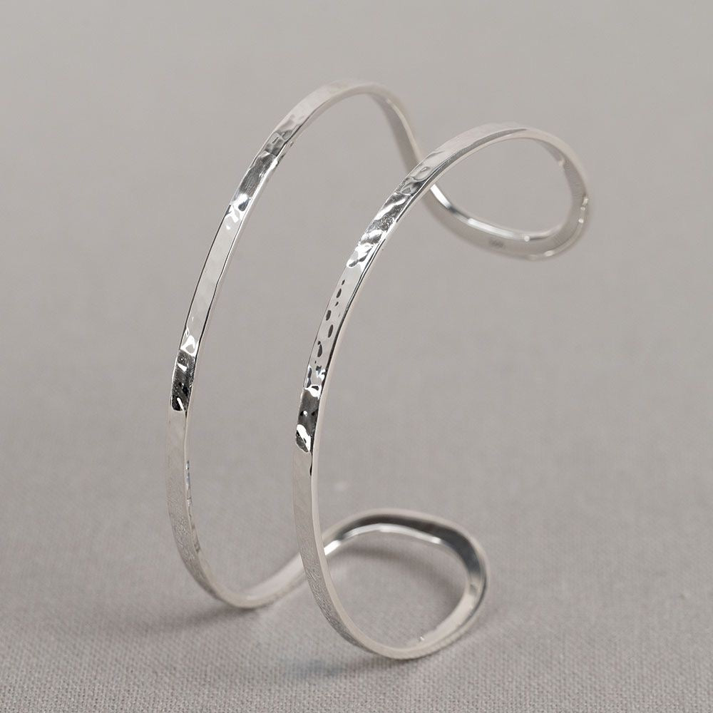 Armreif mit Hammerschlag